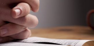 Pastor, hija y nieto de 3 años detenidos por difundir el evangelio