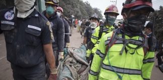 Pastor muere abrazado al púlpito durante erupción de volcán en Guatemala